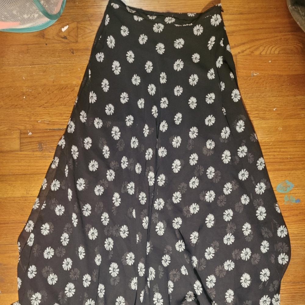 Skirt MEDIUM black with white printed daisies